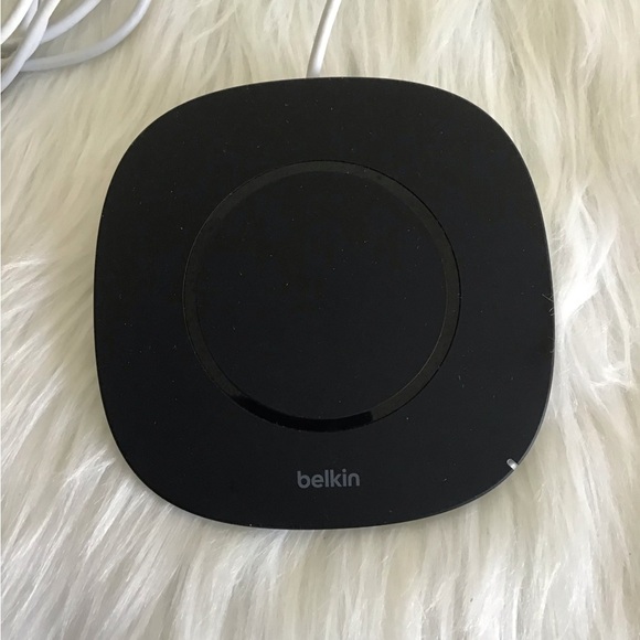 Belkin White and Black Charging Pad - Picture 2 of 3